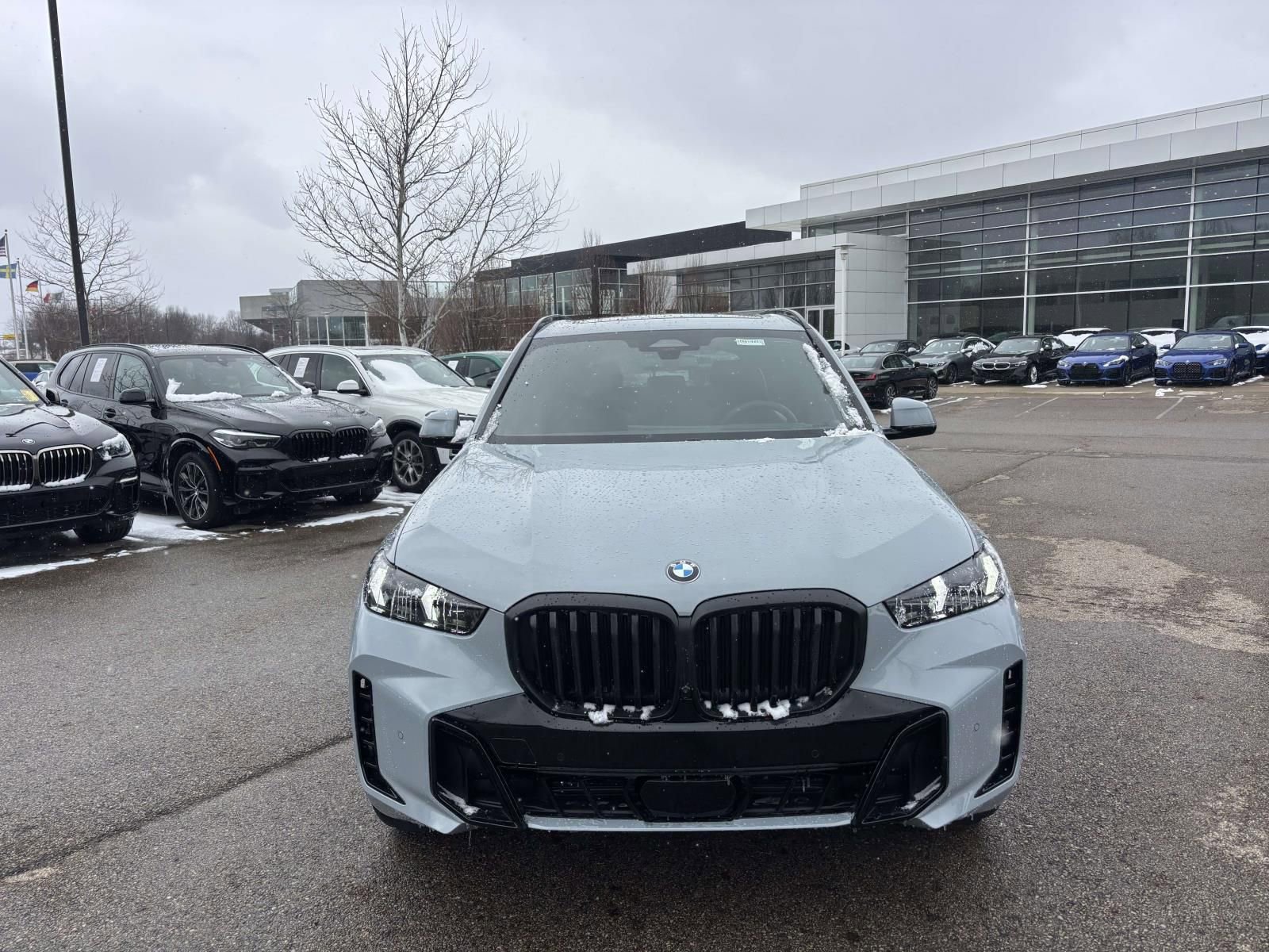 New 2026 BMW X5 xDrive40i w/ M Sport Package AWD/4WD image 2
