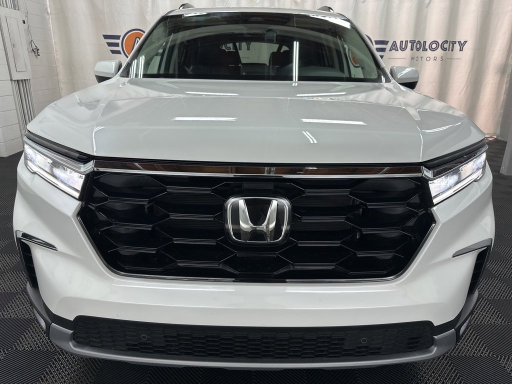 Used 2025 Honda Pilot Touring image 3