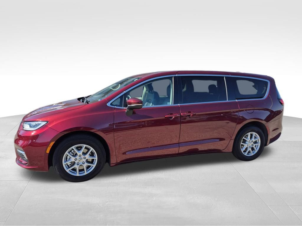 Used 2023 Chrysler Pacifica Touring-L image 3
