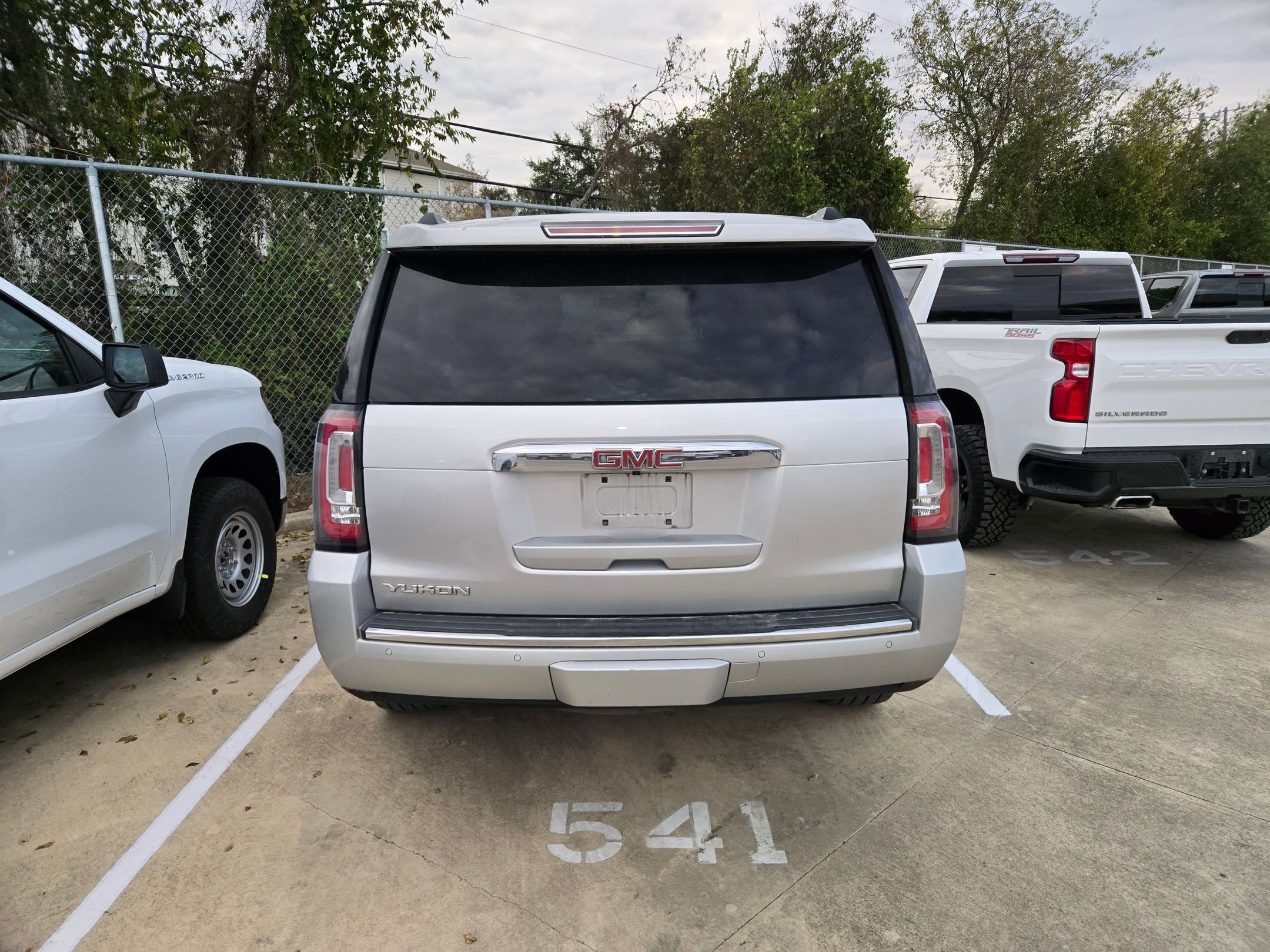 Used 2018 GMC Yukon Denali image 3