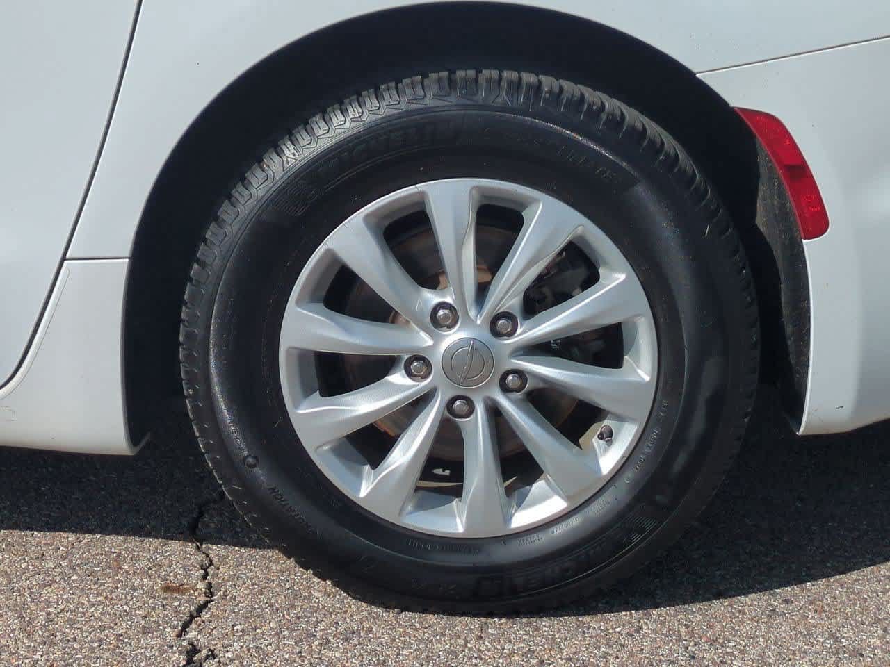 Used 2017 Chrysler Pacifica Touring-L FWD image 13