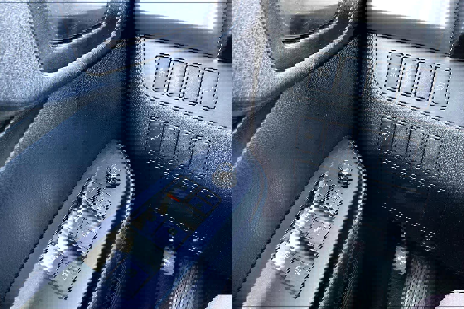 Used 2018 Toyota Highlander SE FWD image 35