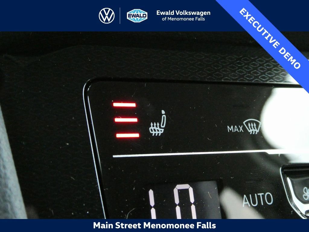 Certified 2025 Volkswagen Taos SE image 41