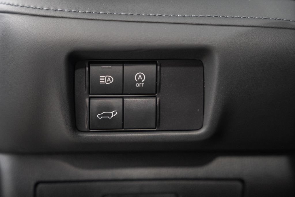 Used 2023 Toyota Highlander LE FWD image 40
