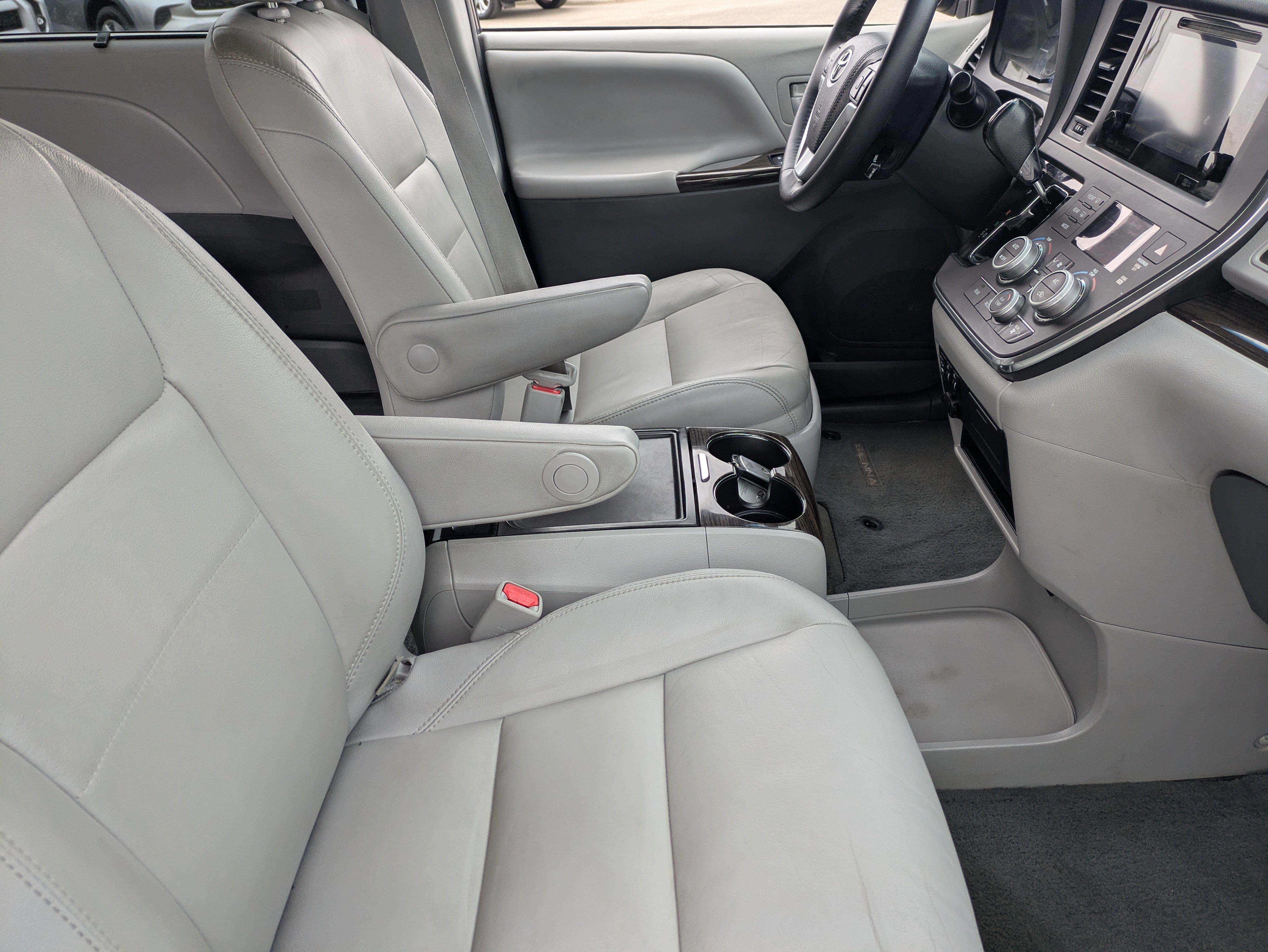 Used 2017 Toyota Sienna XLE w/ XLE Navigation Package FWD image 12