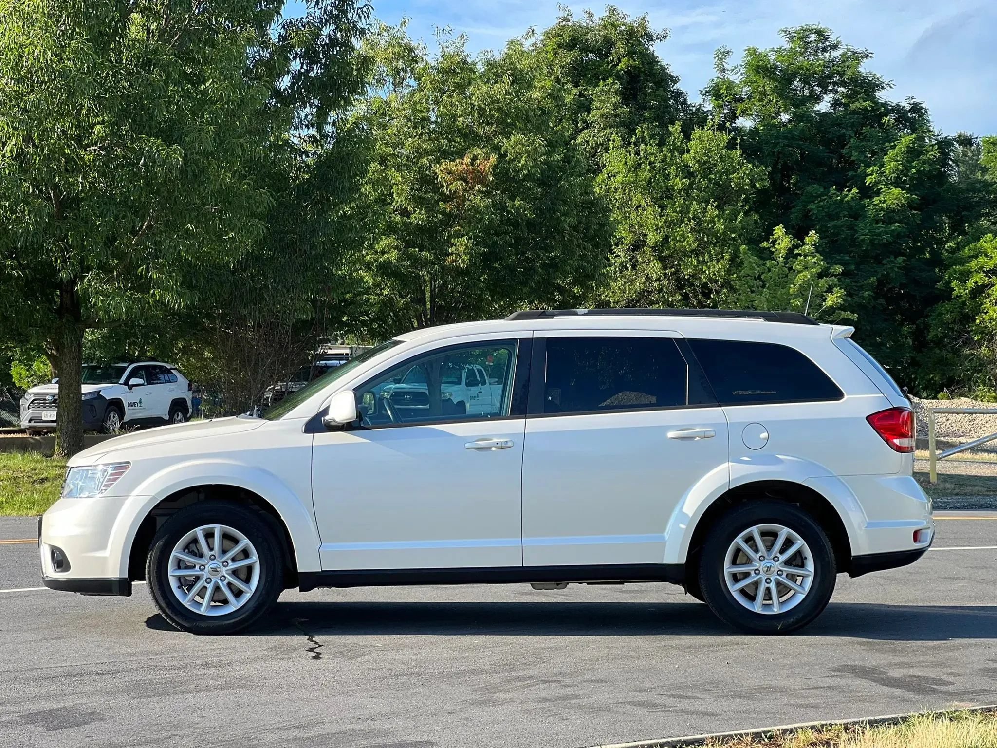 Used 2019 Dodge Journey SE w/ Premium Group FWD image 2