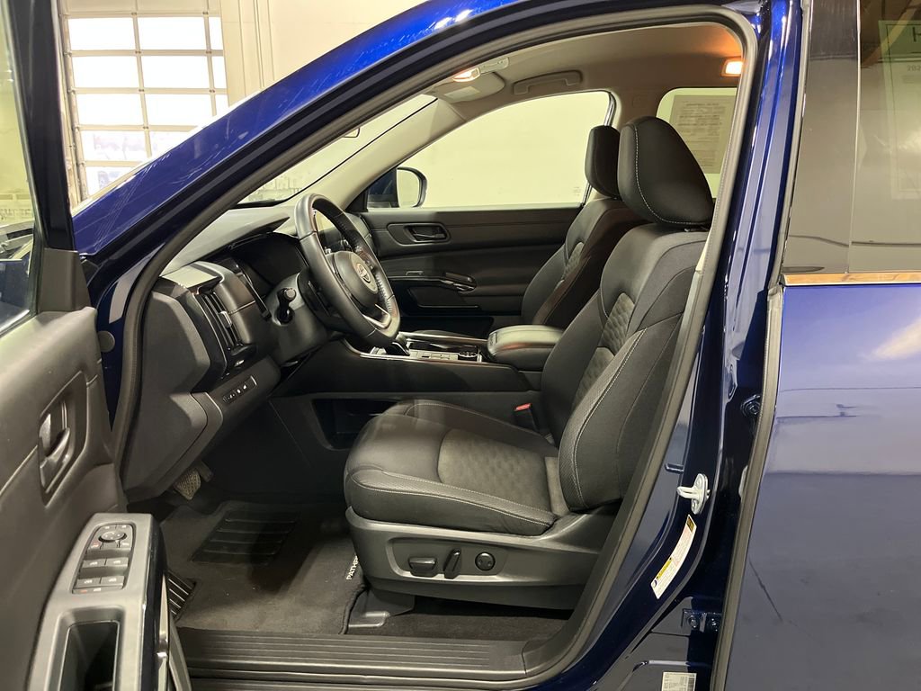 Used 2025 Nissan Pathfinder SV image 23
