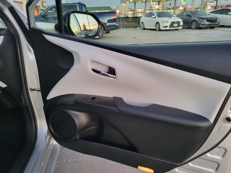 Used 2022 Toyota Prius LE FWD image 19