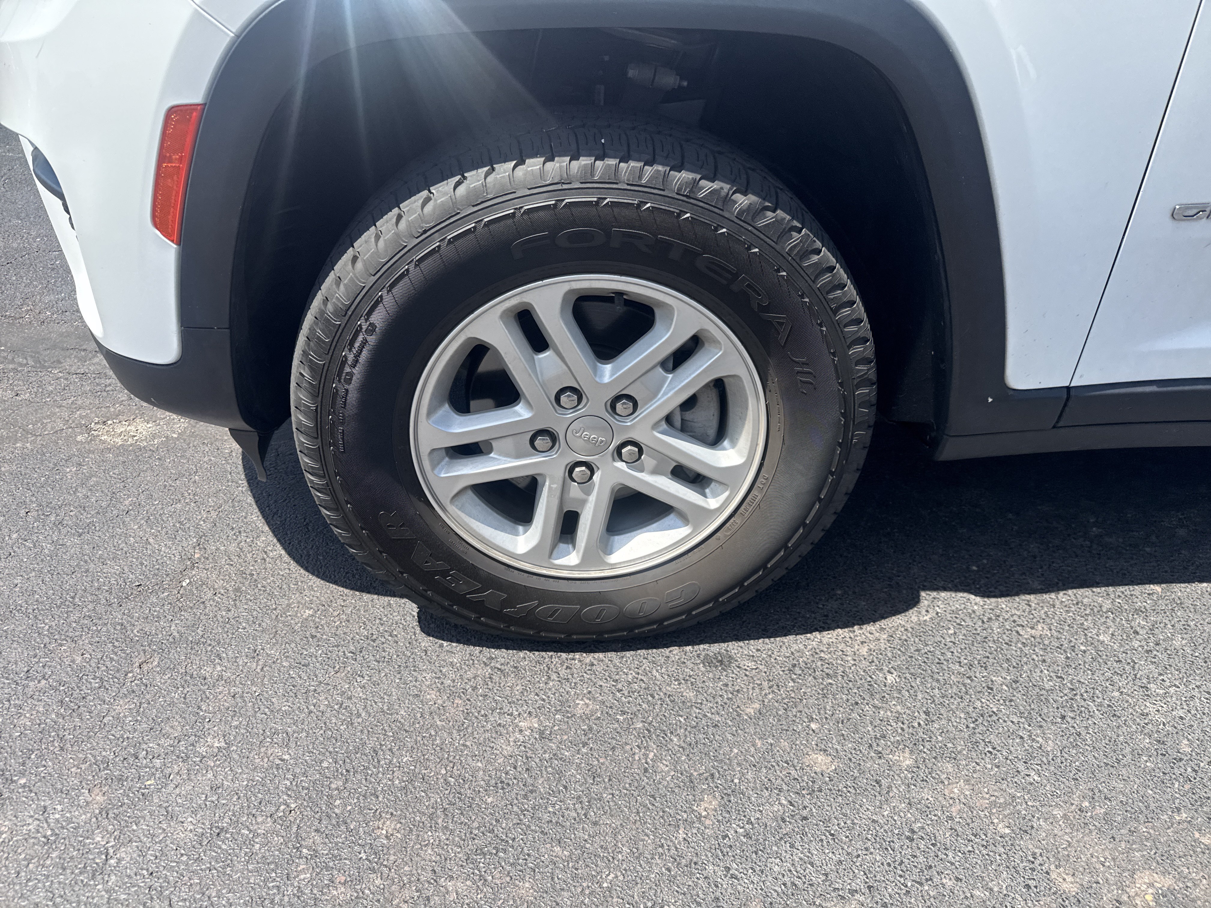 Used 2023 Jeep Grand Cherokee Laredo AWD/4WD image 11