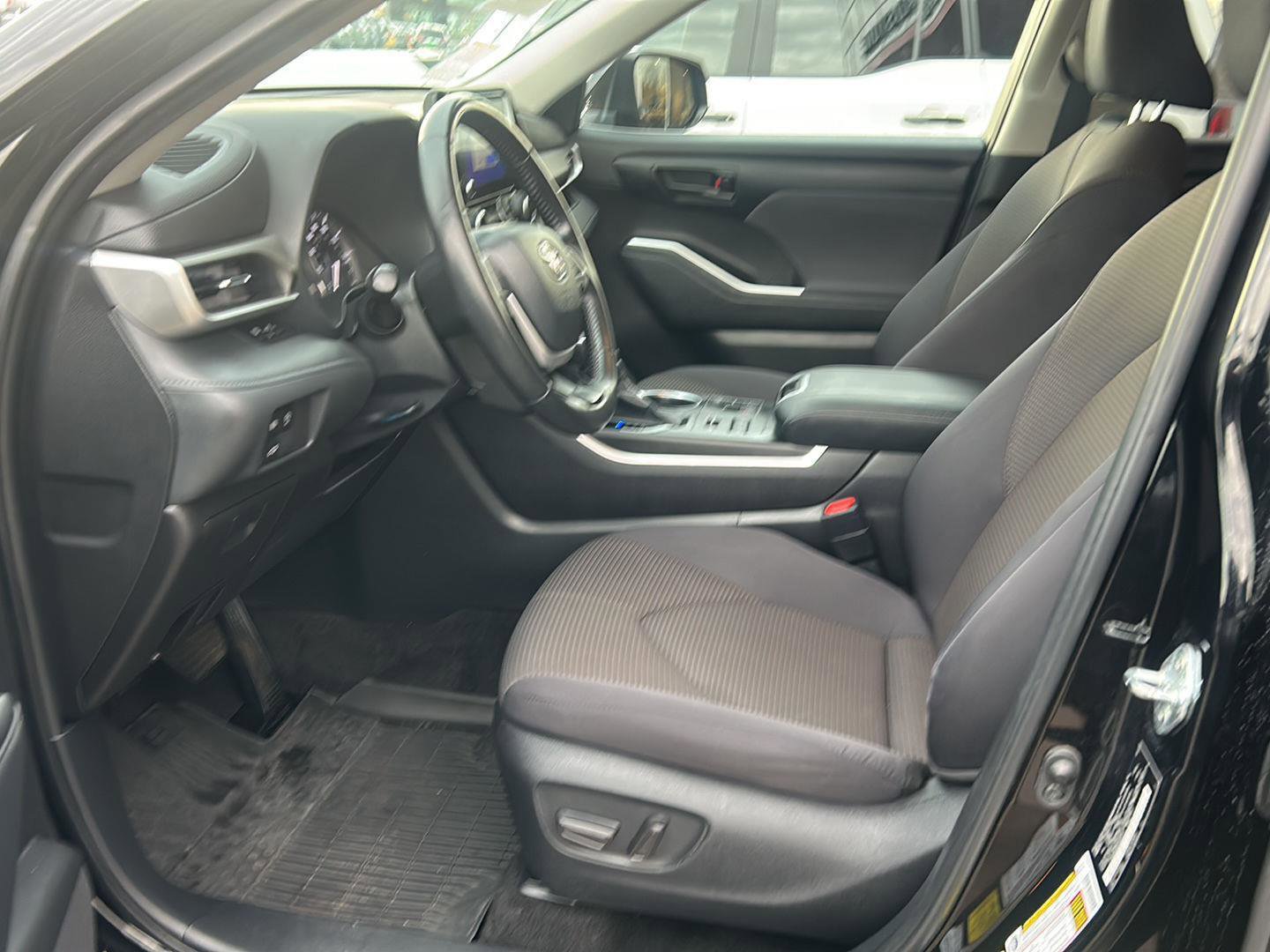 Used 2023 Toyota Highlander LE image 2