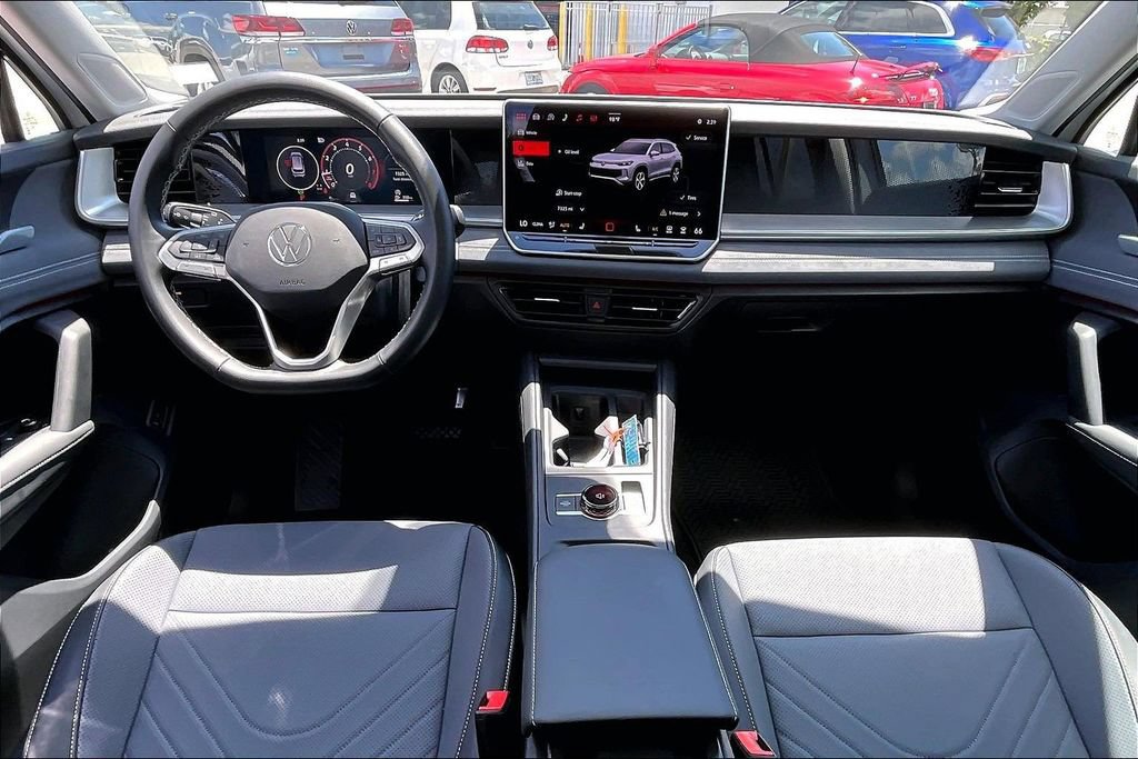 Certified 2026 Volkswagen Tiguan SE w/ Panoramic Sunroof Package FWD image 3