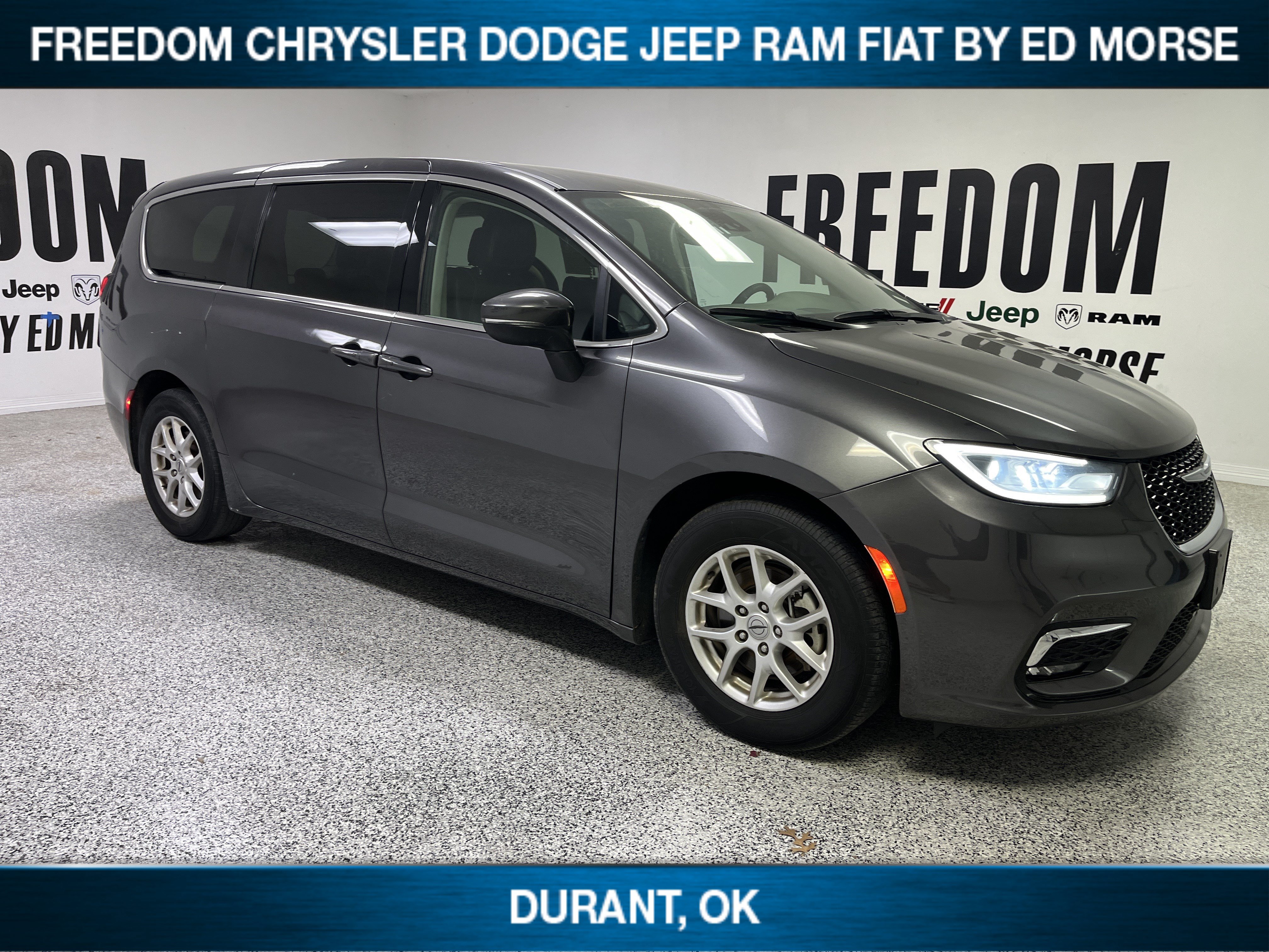 Used 2023 Chrysler Pacifica Touring-L FWD image 3