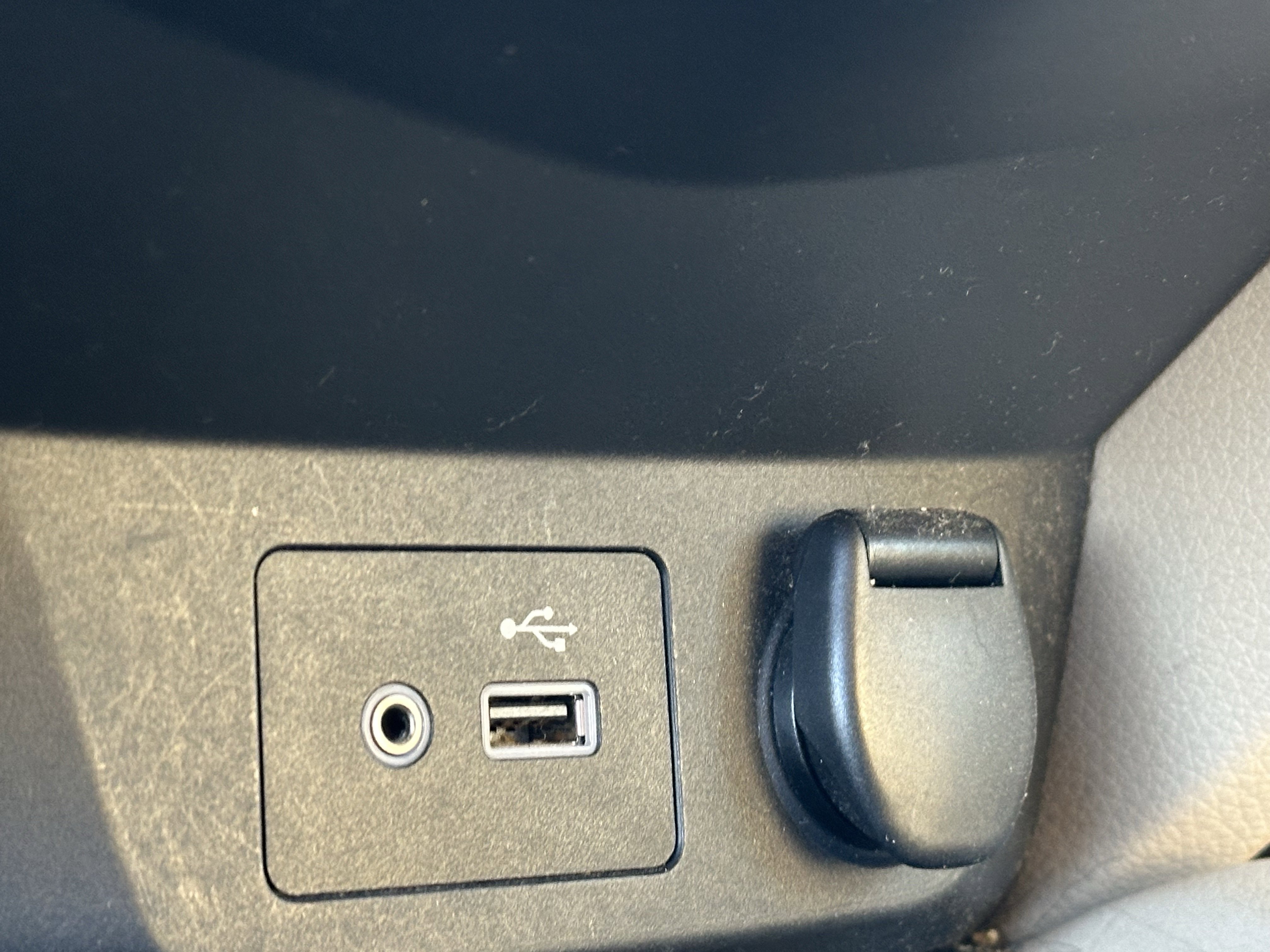 Used 2018 Nissan Rogue SV w/ Premium Package image 16