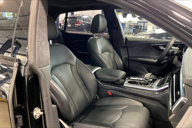 Certified 2025 Audi Q8 Prestige AWD/4WD image 7