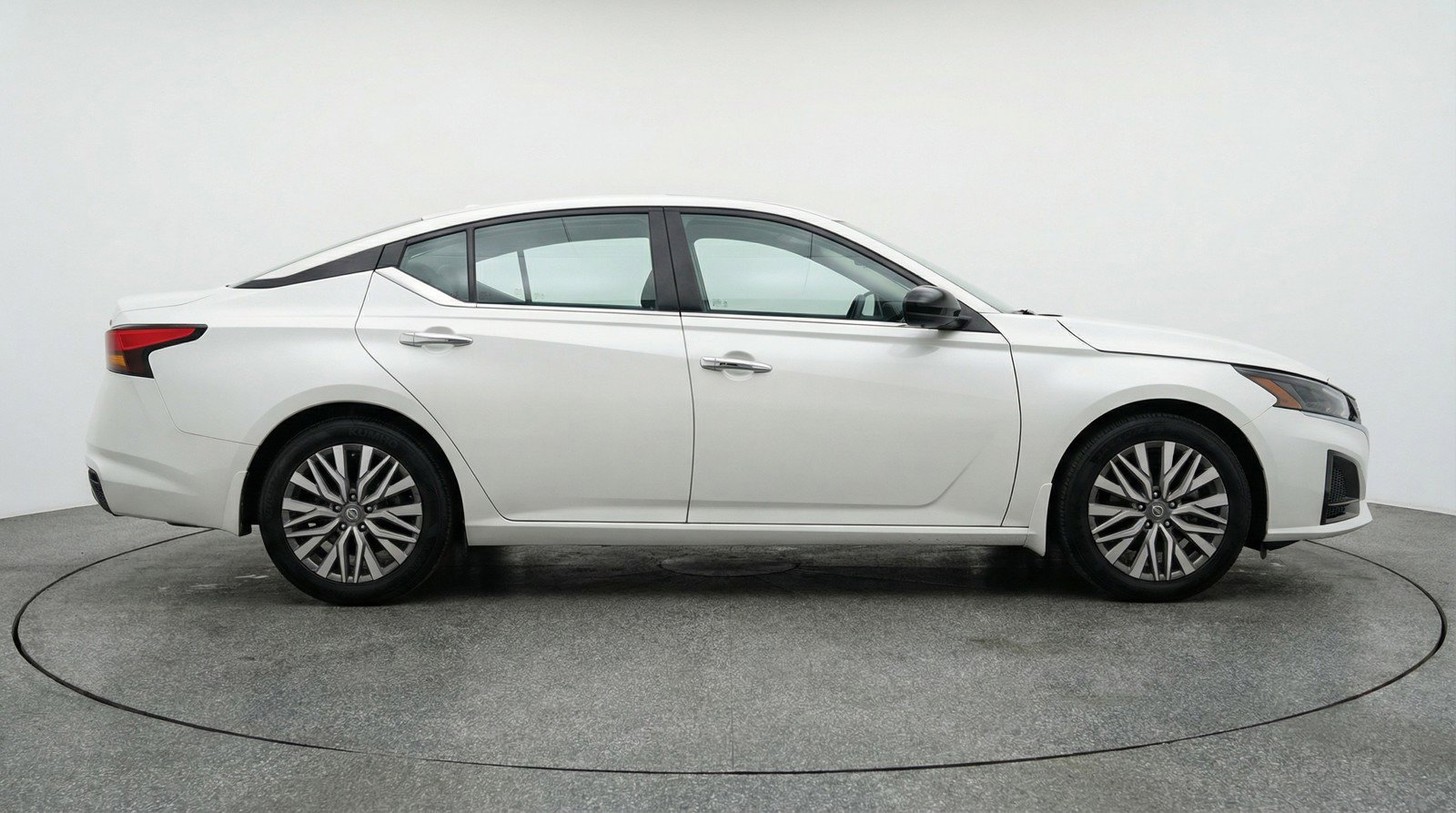 Used 2025 Nissan Altima 2.5 SV FWD image 11