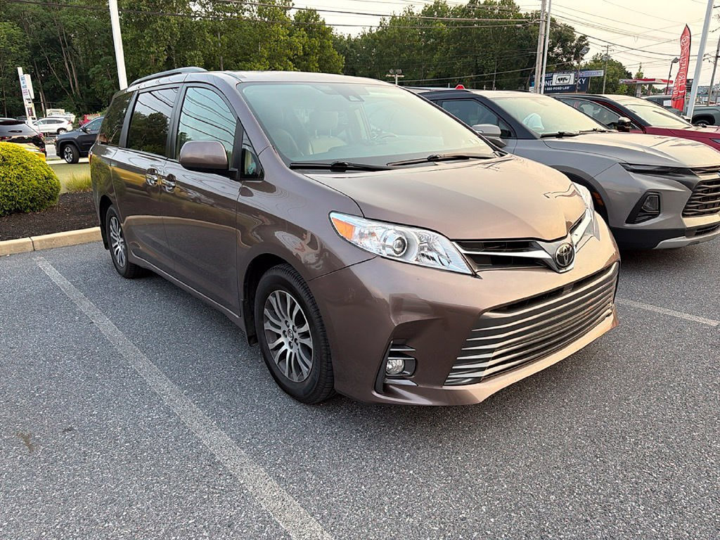 Used 2018 Toyota Sienna XLE w/ XLE Navigation Package FWD image 2