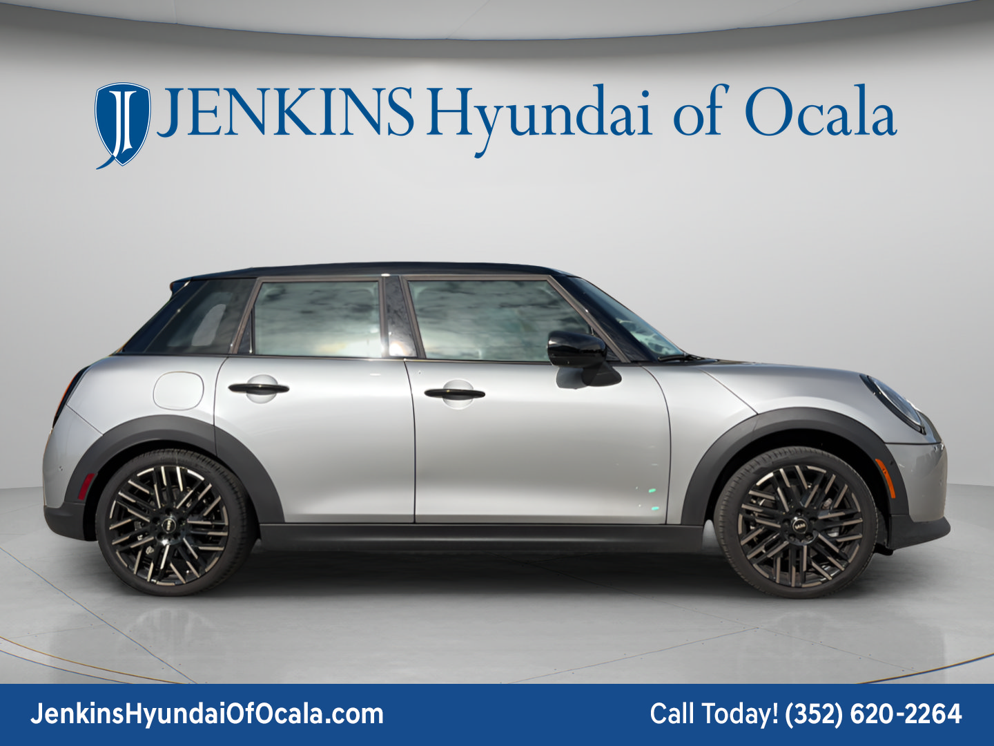 Used 2025 MINI Cooper 4-Door Hardtop FWD image 2
