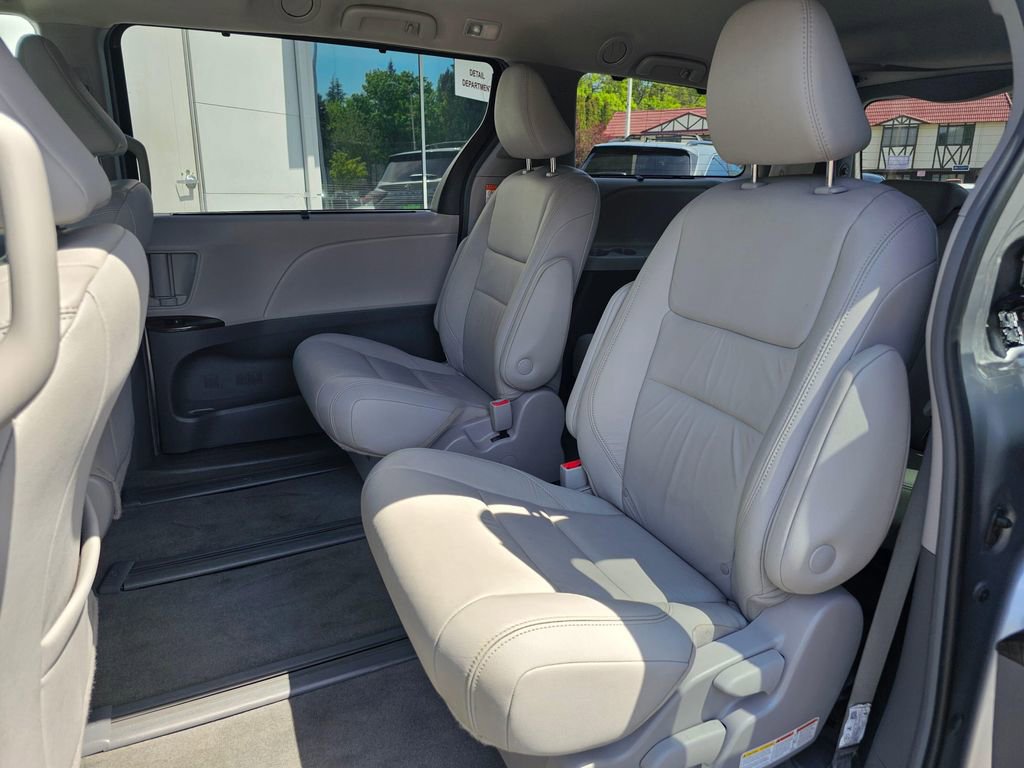 Used 2018 Toyota Sienna XLE w/ XLE Navigation Package AWD/4WD image 16