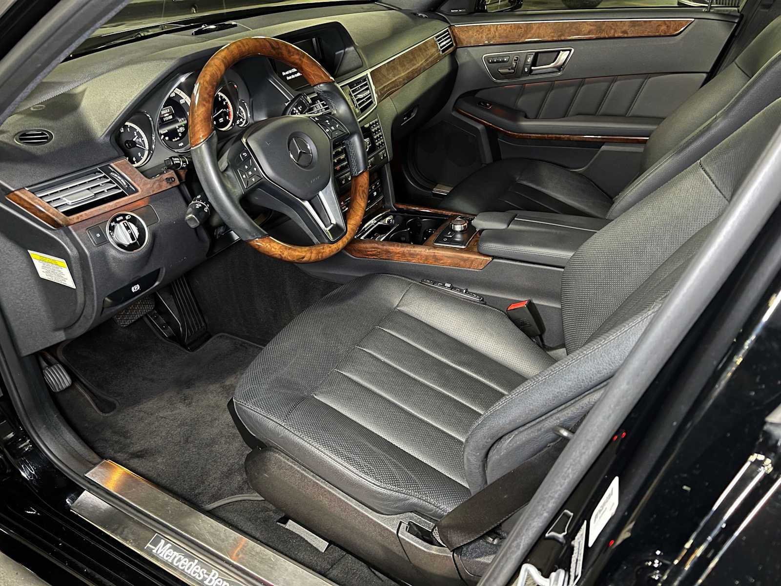 Used 2013 Mercedes-Benz E 550 4MATIC Sedan image 25
