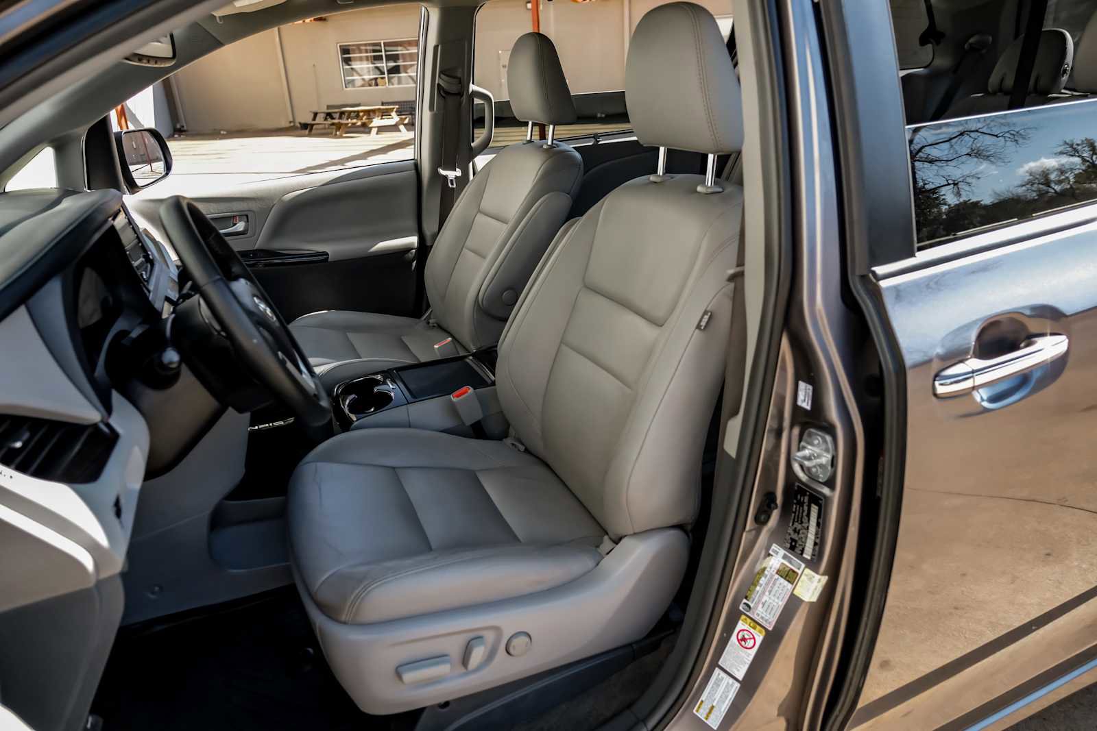 Used 2018 Toyota Sienna XLE image 33