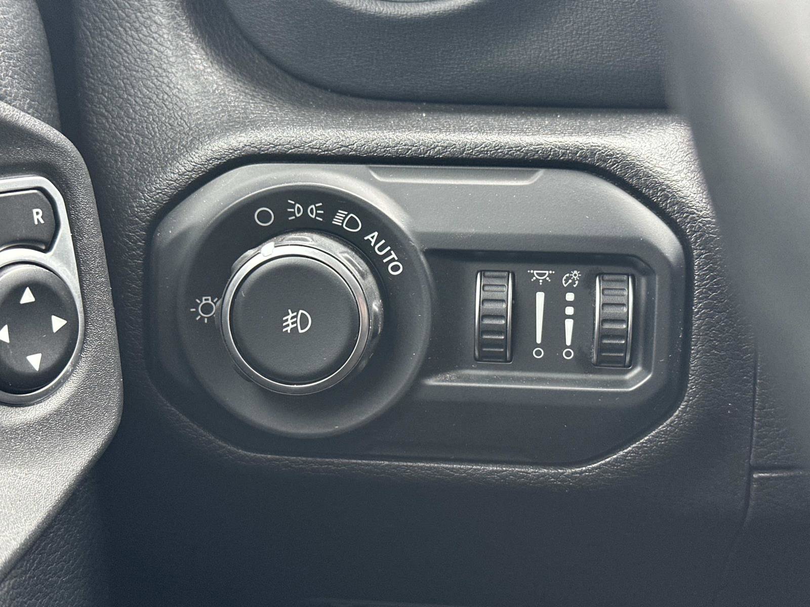 Used 2018 Jeep Wrangler Unlimited Sahara AWD/4WD image 25