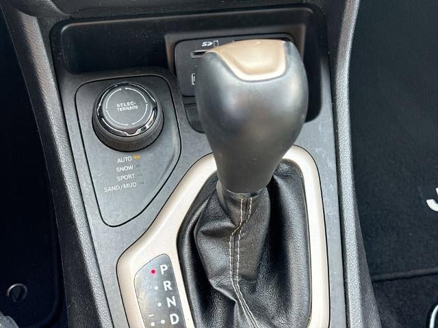 Used 2018 Jeep Cherokee Limited w/ Technology Group image 16