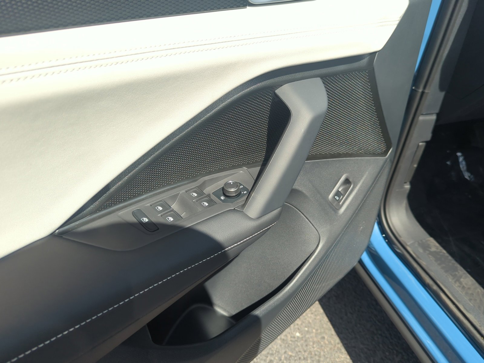 New 2025 Volkswagen Tiguan SE image 13