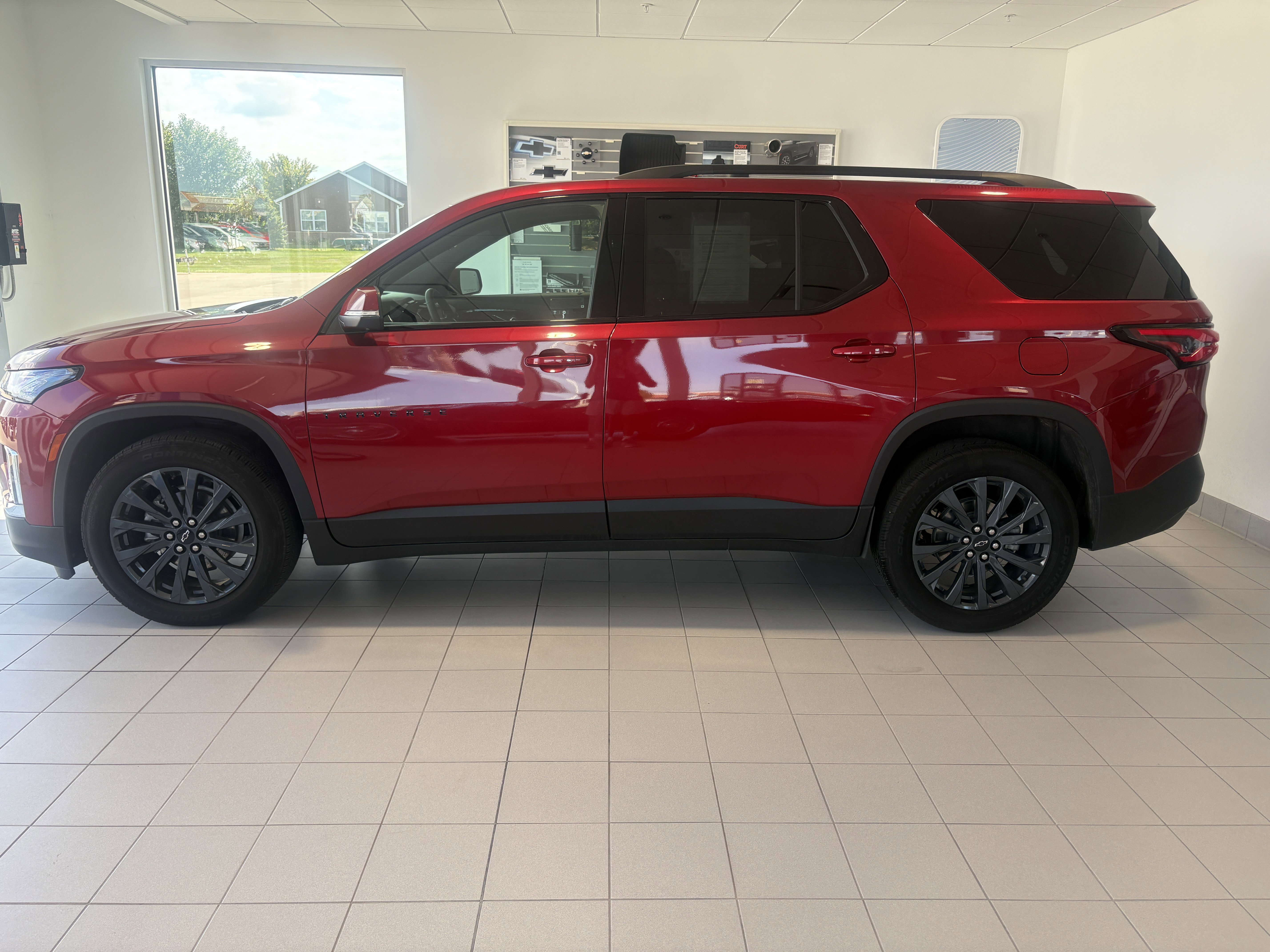 Used 2023 Chevrolet Traverse RS image 2