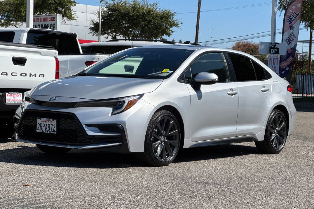 Certified 2025 Toyota Corolla SE w/ SE Premium Package FWD image 7