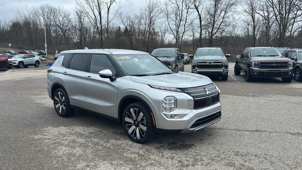 Used 2025 Mitsubishi Outlander SE image 3