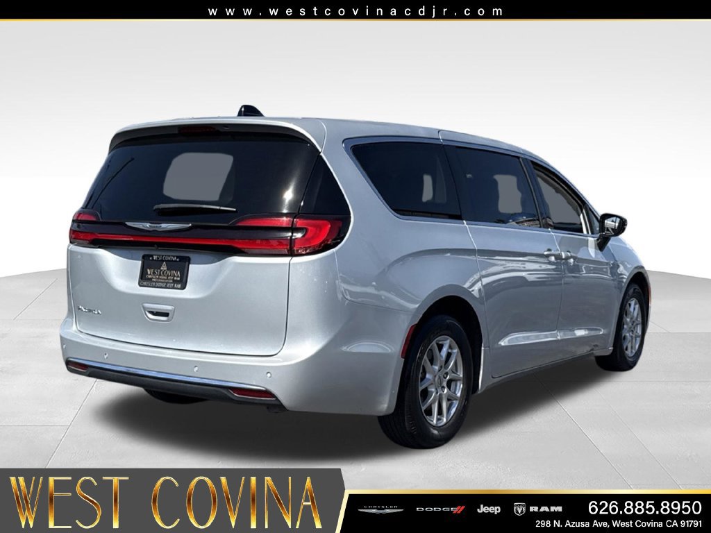 Used 2024 Chrysler Pacifica Touring-L FWD image 11