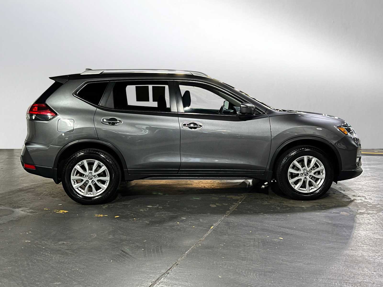 Used 2017 Nissan Rogue SV w/ SV Premium Package image 2
