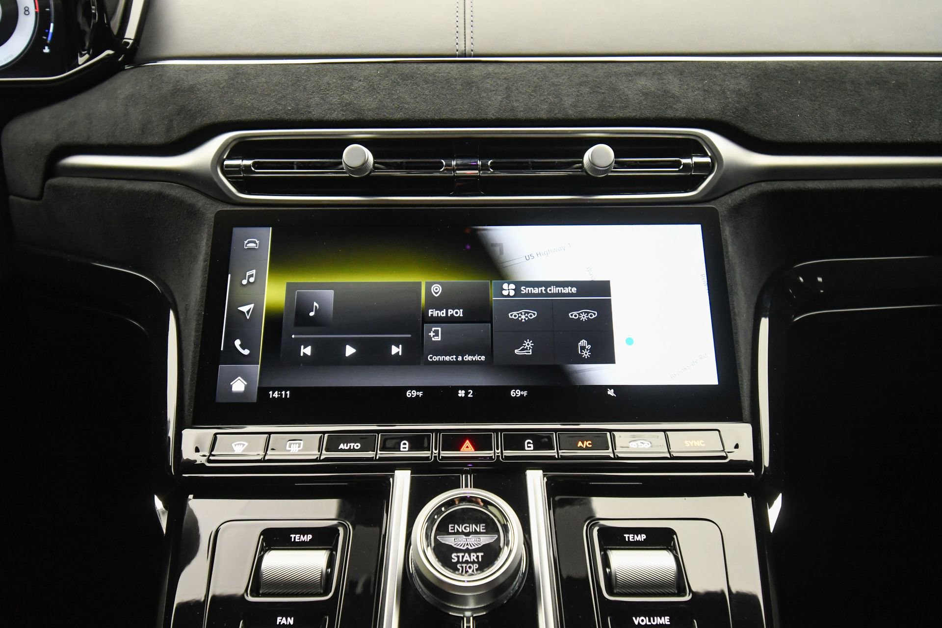 Used 2025 Aston Martin V8 Vantage Coupe image 38