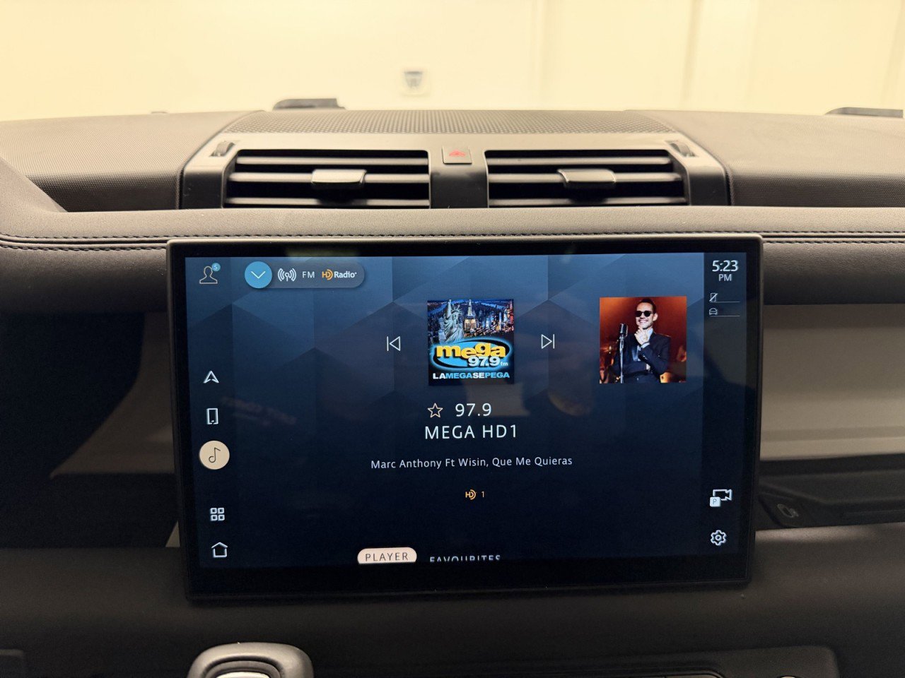 Used 2025 Land Rover Defender 110 S image 19