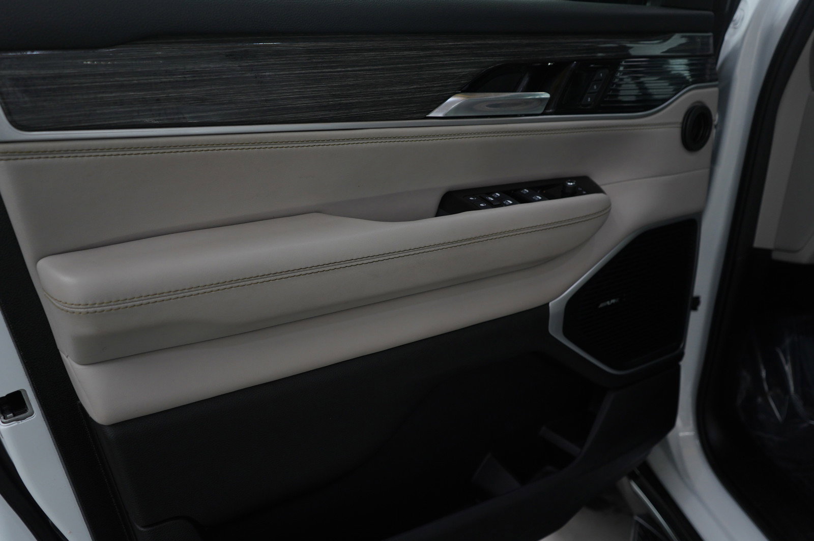 Used 2022 Jeep Wagoneer Series III w/ Rear Seat Video Group 1 image 23