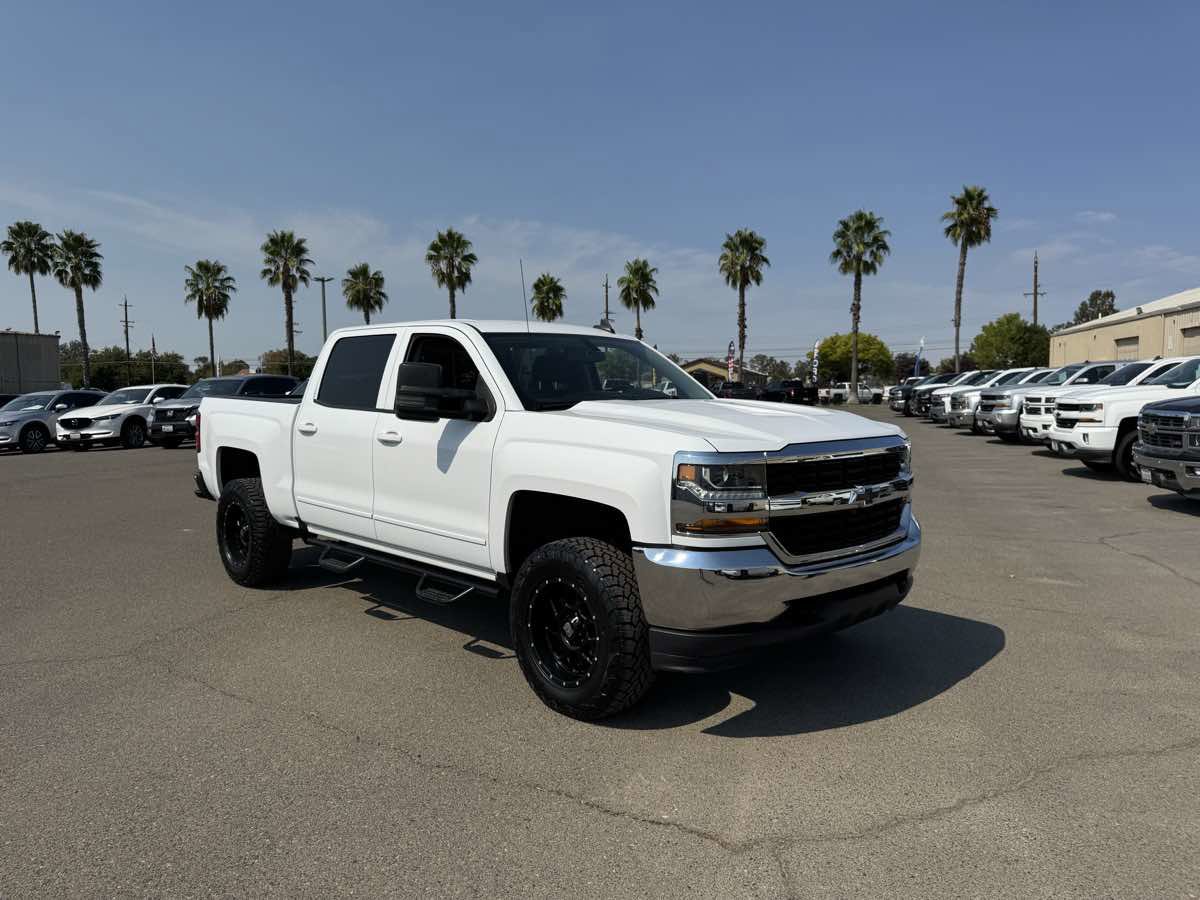 Used 2018 Chevrolet Silverado 1500 LT w/ Trailering Package AWD/4WD image 2