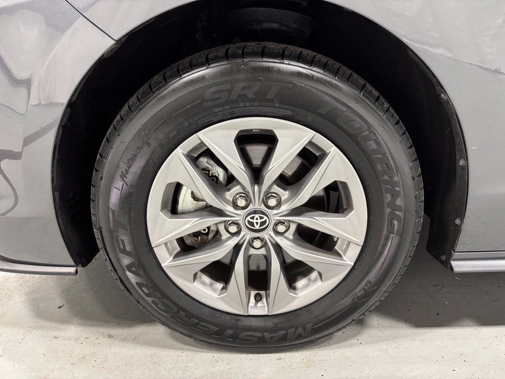 Used 2025 Toyota Sienna XLE AWD/4WD image 68