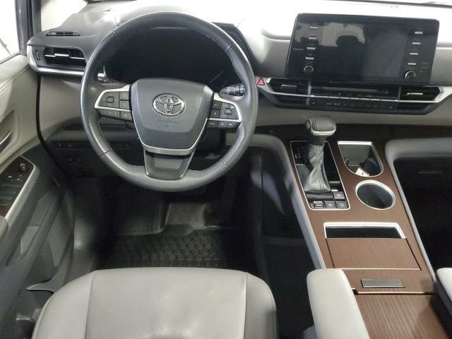 Used 2022 Toyota Sienna XLE image 14