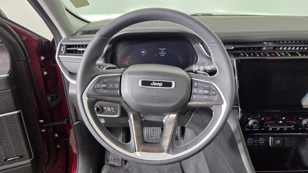 Used 2023 Jeep Grand Cherokee Limited w/ Black Appearance Package image 17