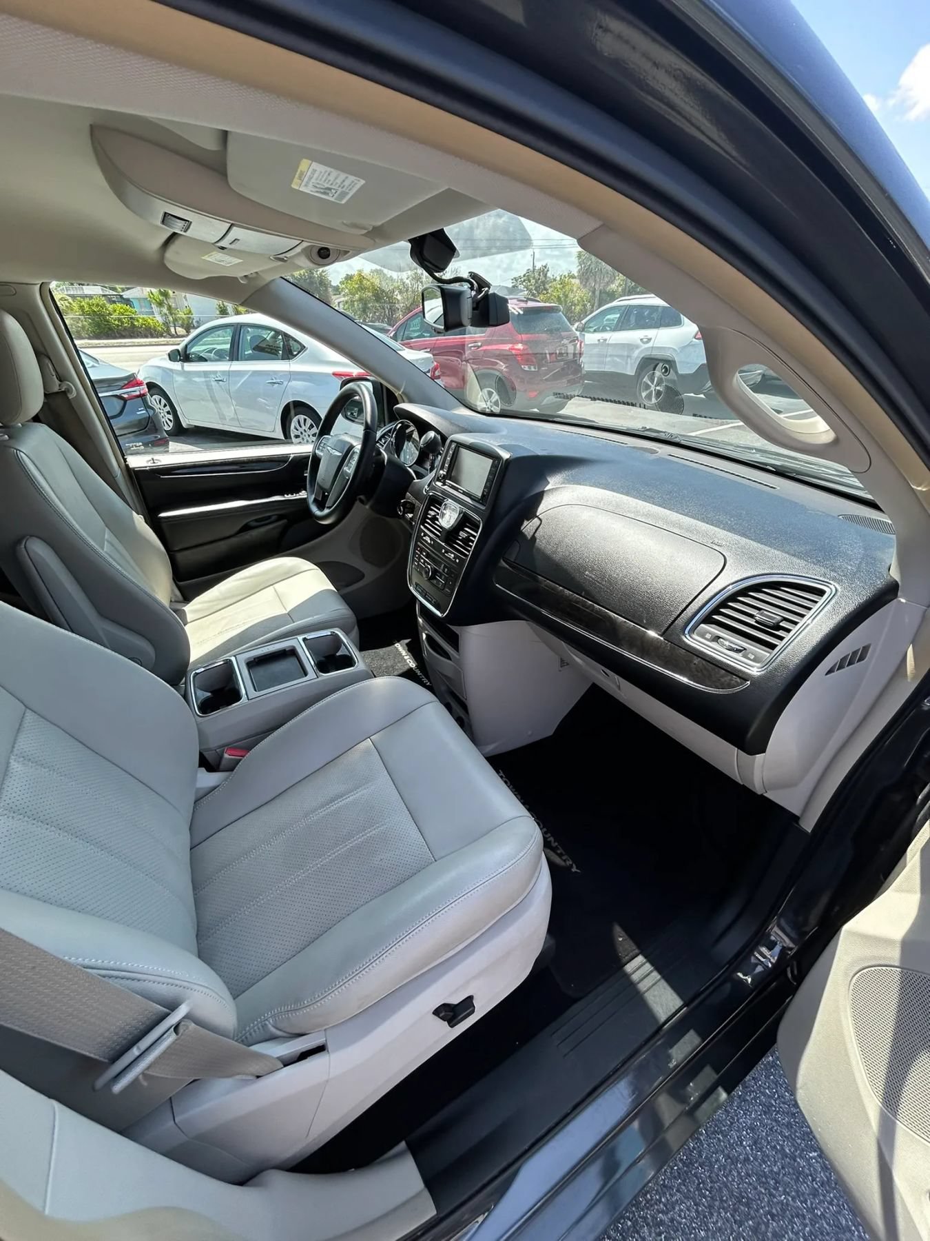 Used 2011 Chrysler Town & Country Touring-L FWD image 18