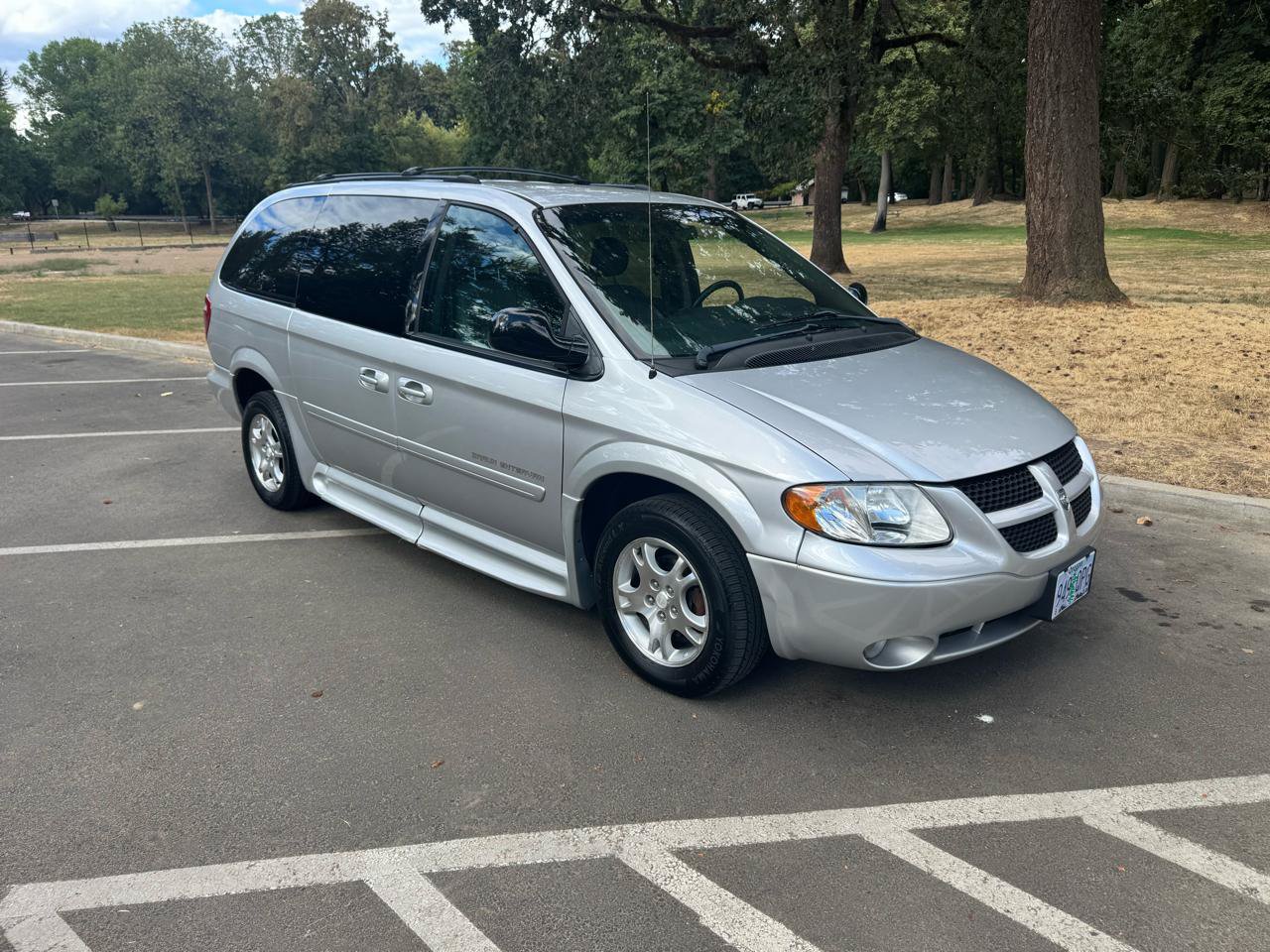 Used 2004 Dodge Grand Caravan SXT w/ Premium Group FWD image 8