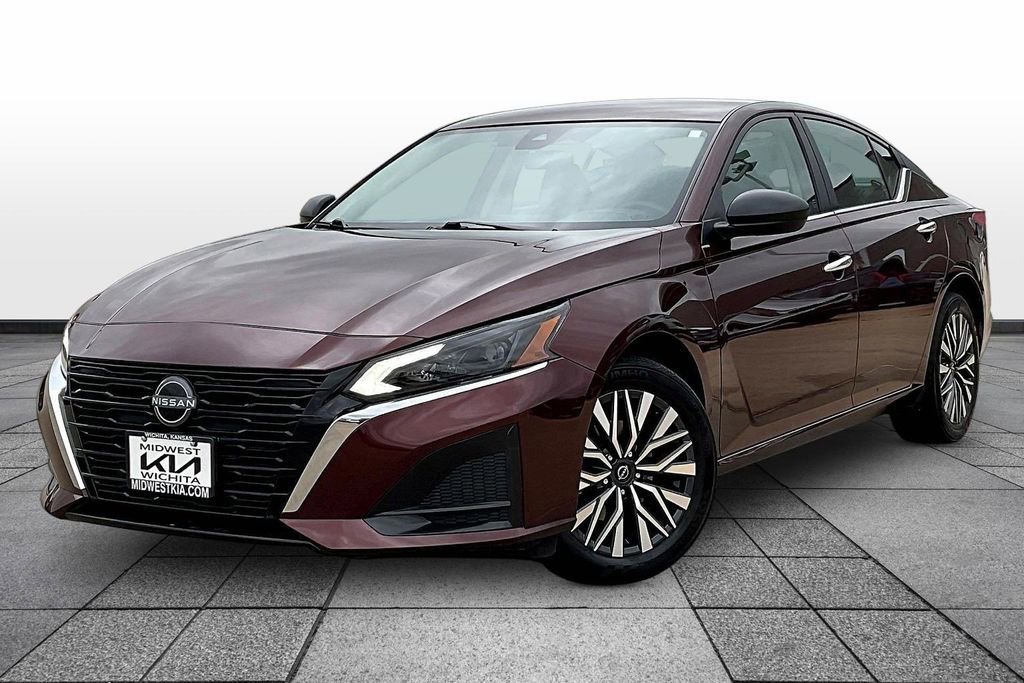 Used 2025 Nissan Altima 2.5 SV image 1