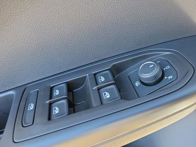 Certified 2025 Volkswagen Taos SE image 21