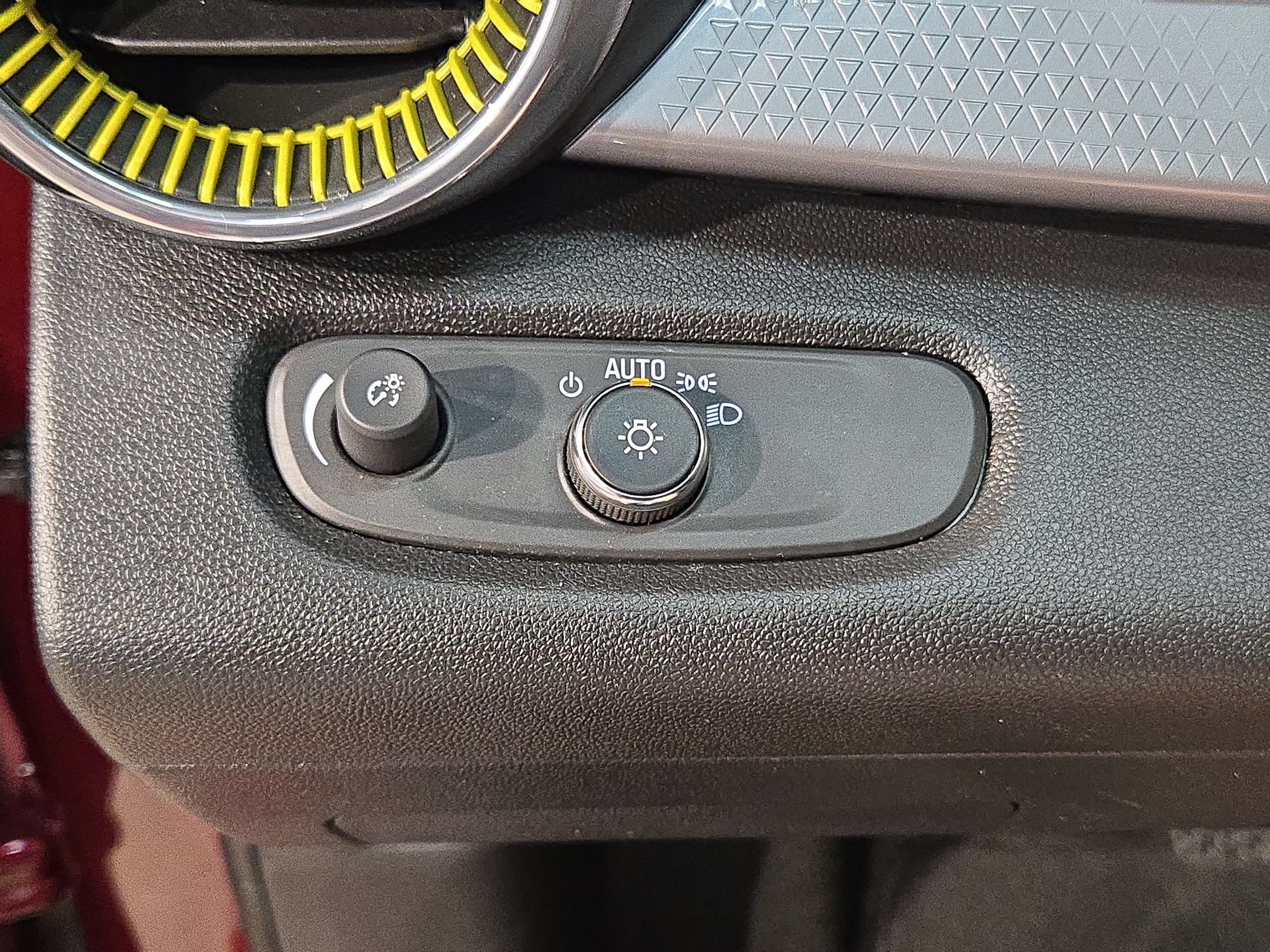 Used 2025 Chevrolet Trax LT FWD image 24