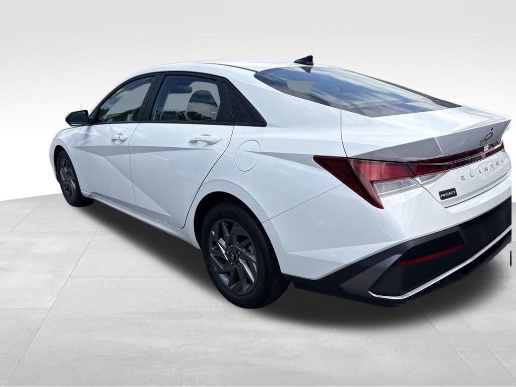 Used 2024 Hyundai Elantra SEL FWD image 11