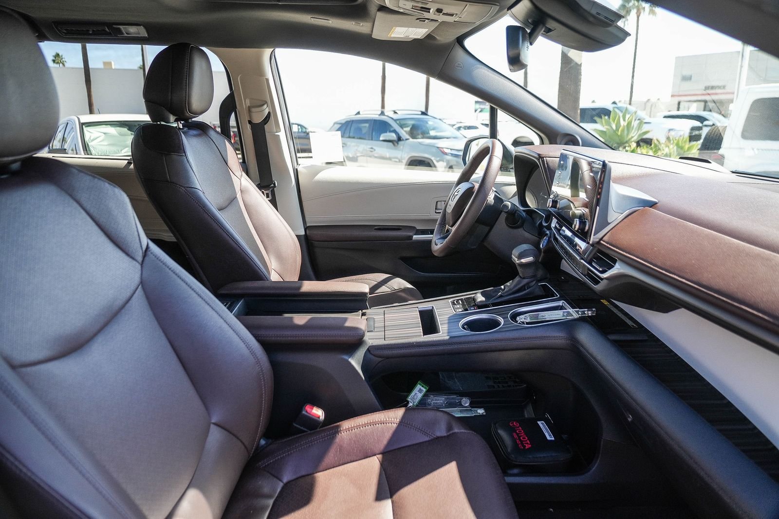 Certified 2024 Toyota Sienna Platinum FWD image 17