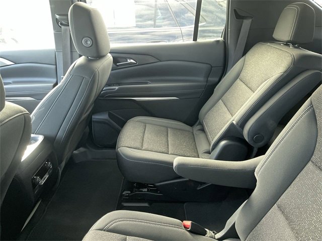 Used 2025 Chevrolet Traverse LT image 4