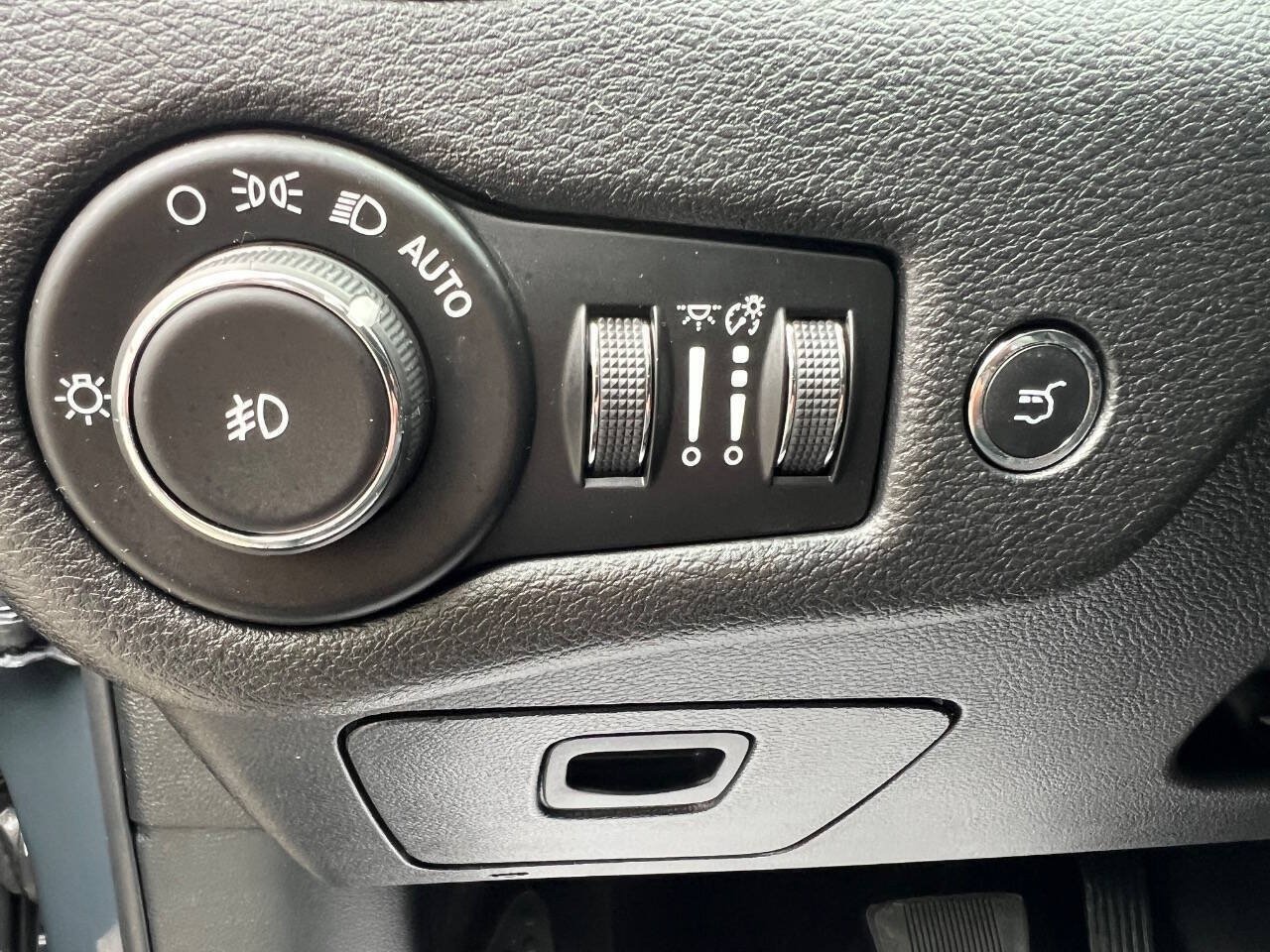 Used 2018 Jeep Cherokee Limited AWD/4WD image 27