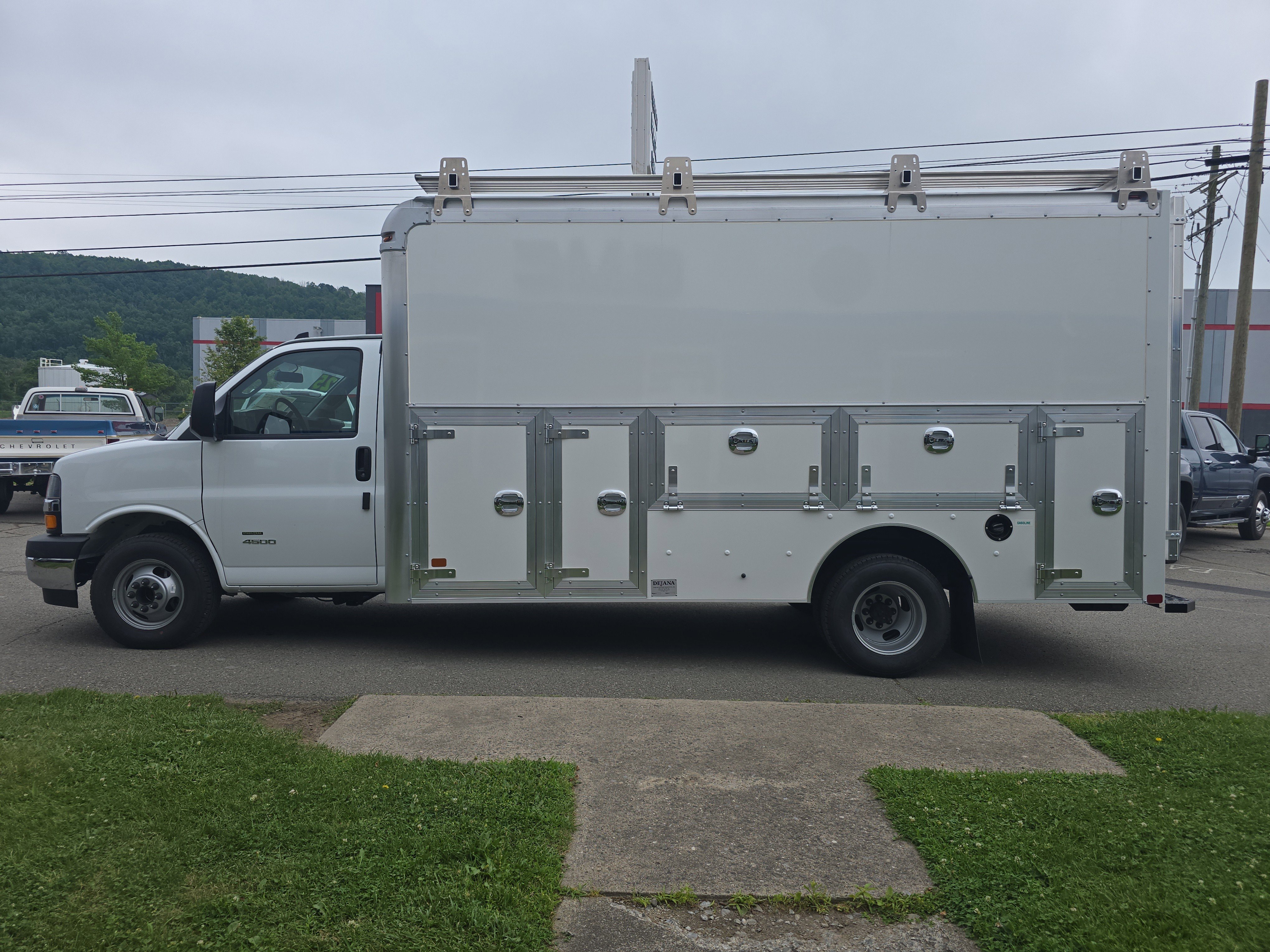 New 2025 Chevrolet Express 4500 Extended w/ Power Convenience Package image 8