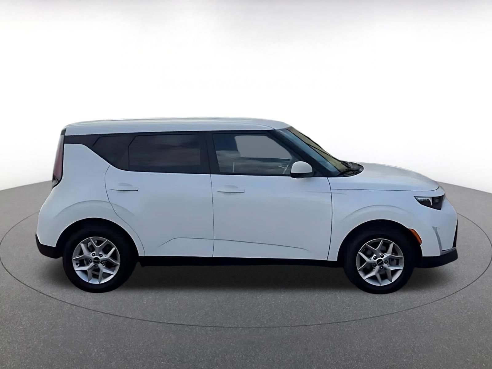 Used 2025 Kia Soul LX w/ LX Technology Package FWD image 9